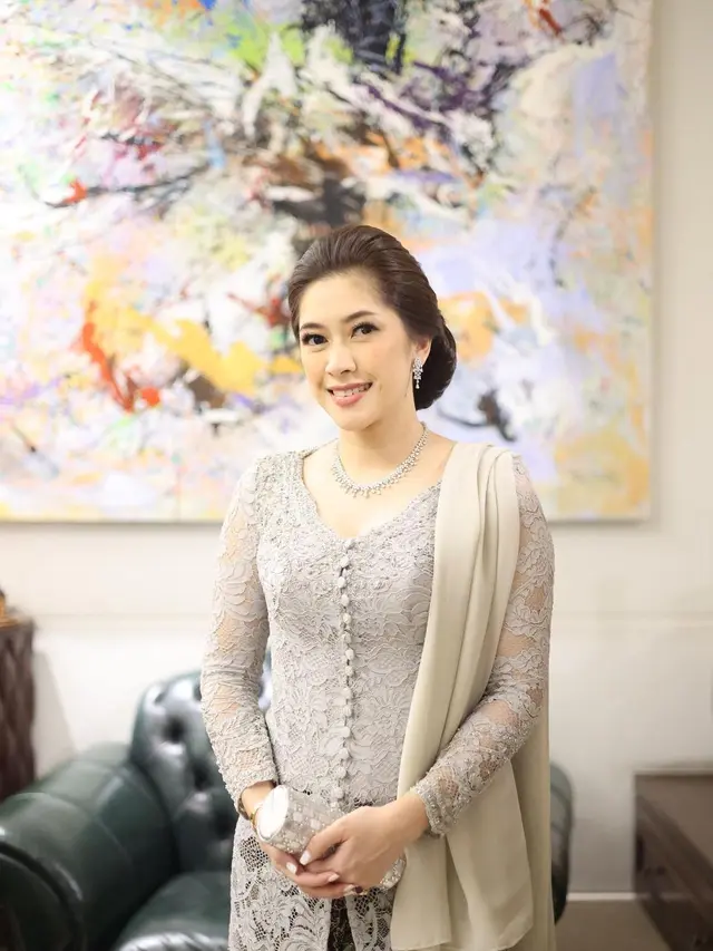 8 Potret Anggun Menantu SBY Aliya Rajasa dalam Balutan Kebaya, Inspirasi Gaya Kondangan hingga Wisuda