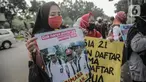 Para orang tua siswa menggelar aksi didepan gedung Balaikota, Jakarta, Selasa (23/6/2020). Mereka menuntut Gubernur DKI Jakarta Anies Baswedan menghapus prioritas usia dalam aturan Penerimaan Peserta Didik Baru (PPDB) DKI Jakarta. (Liputan6.com/Faizal Fanani)