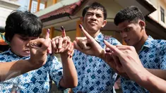 Penyandang disabilitas menunjukan jarinya usai pencoblosan pada Pilkada Putaran kedua di TPS 07 Kelurahan Cawang, Jakarta, Rabu (19/4). Penyandang disabilitas boleh membawa pendamping selama pencoblosan. (Liputan6.com/Gempur M. Surya)