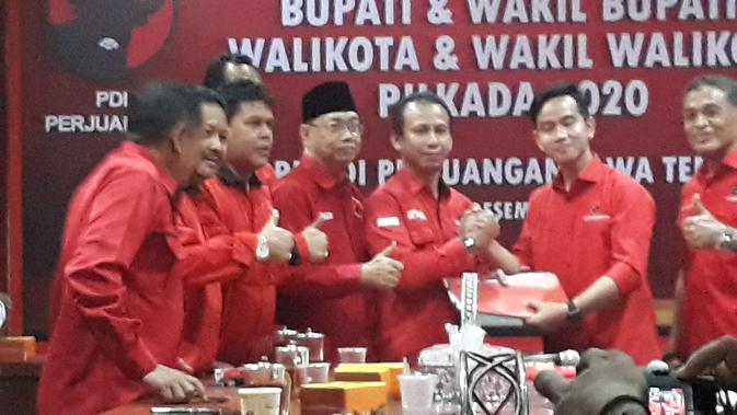 Gibran menyerahkan berkas pendaftaran Walkot Solo di DPD PDIP Jateng. (Foto: Liputan6.com/Felek Wahyu)
