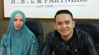 Farah Dibba saat menggelar jumpa pers dengan kakaknya, Muhammad Fadlan