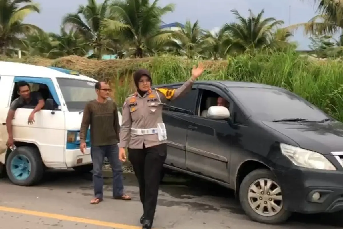Kasat Lantas Kampar AKP Viola Dwi Anggraeni berusaha mengurai kemacetan di jalan lintas Kabupaten Kampar.