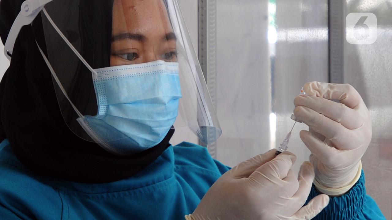 FOTO: Puskesmas di Jakarta Mulai Lakukan Vaksinasi Virus Corona COVID-19