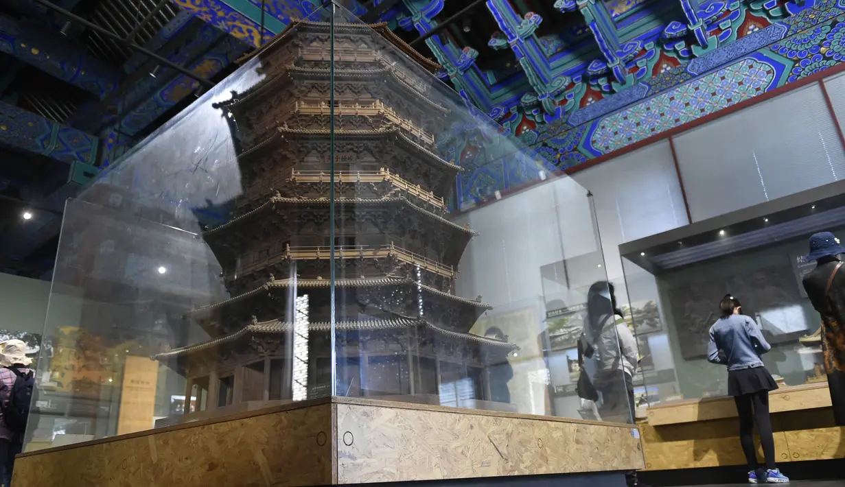 Sejumlah orang mengunjungi Museum Arsitektur Kuno Beijing di Beijing, ibu kota China, pada 2 Oktober 2020. (Xinhua/Lu Peng)