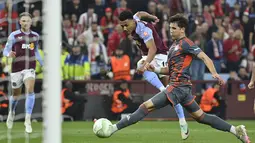 Adapun dua gol Villa dicetak oleh Ollie Watkins dan Moussa Diaby. (JUSTIN TALLIS / AFP)