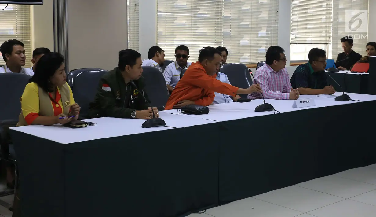 Pemohon dari Partai Garuda dan Partai Berkarya saat menghadiri sidang gugatan di Jakarta, Sabtu (23/12). Partai Berkarya menggugat KPU ke Bawaslu setelah dinyatakan tidak lolos persyaratan administrasi. (Liputan6.com/Angga Yuniar)