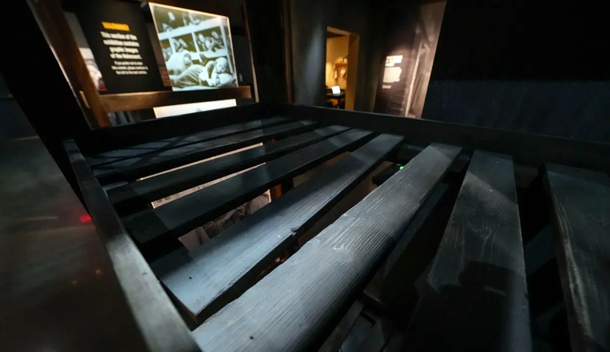 Rekreasi tempat tidur susun di kamp konsentrasi adalah bagian dari paviliun baru Museum Nasional Perang Dunia II di New Orleans, Amerika Serikat, Selasa (31/10/2023). (AP Photo/Gerald Herbert)