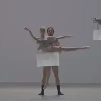 Pasangan ini menari telanjang berhiaskan kamera Drone.