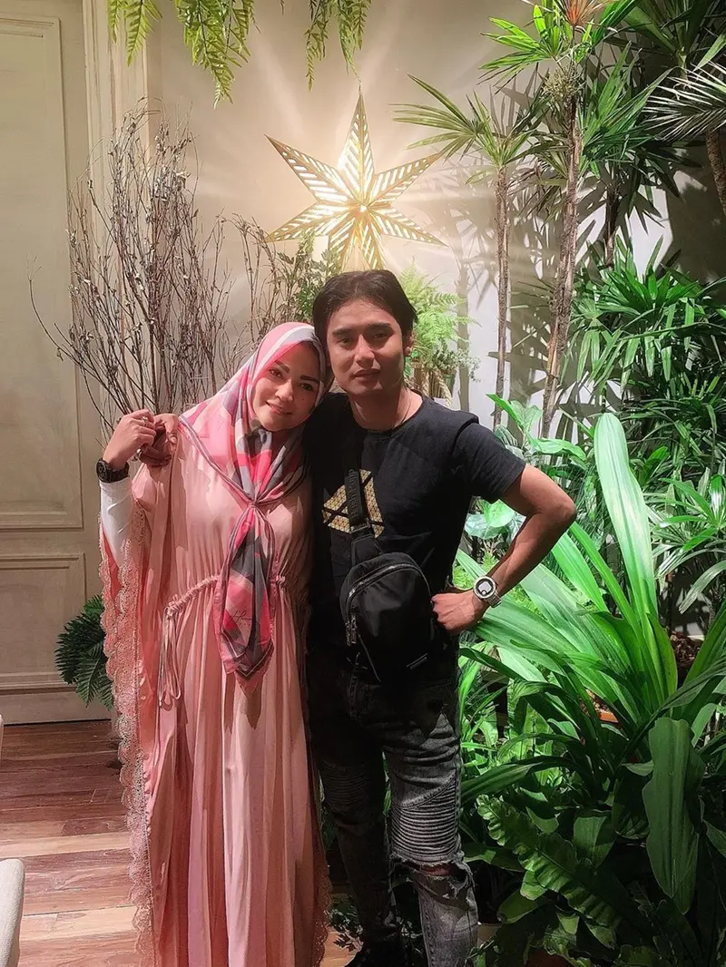 6 Potret Mesra Charly Van Houten dan Istri, Sudah 15 Tahun Menikah