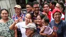 Cagub DKI Jakarta Djarot Saiful Hidayat foto bersama dengan warga saat  blusukan di Menteng Atas, Jakarta Selatan, Selasa (17/1). (Liputan6.com/Yoppy Renato)