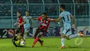Penjaga gawang Persela, Choirul Huda menahan gempuran penyerang  Persipura, Fernando Pahabol (kedua dari kanan) saat berlaga di SCM Cup 2015 di Stadion Kanjuruhan, Malang, (18/1/2015). Persela unggul 1-0 atas Persipura. (Liputan6.com/Faizal Fanani)