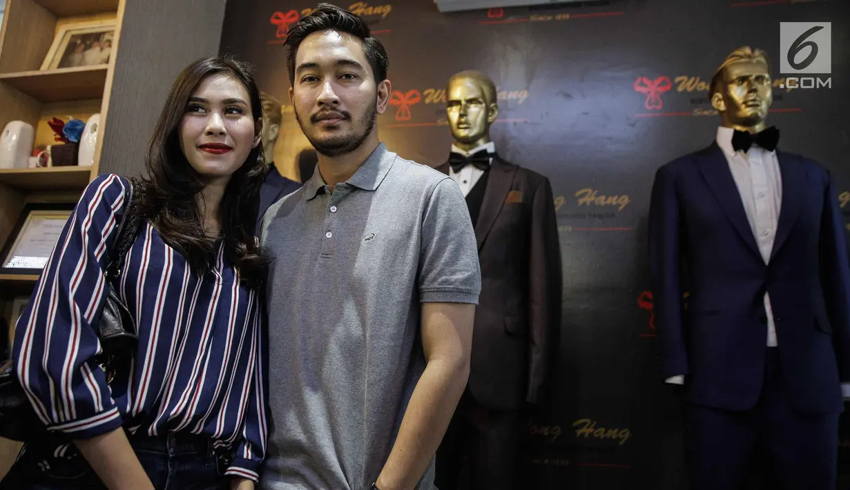 Syahnaz Sadiqah dan calon suaminya Jeje Govinda berpose usai fetting jas di Wong Hang Tailor di Jakarta, Rabu (7/2). Kedatangan mereka untuk fitting jas pernikahan yang akan dikenakan oleh Jeje Govinda dalam pernikahan nanti. (Liputan6.com/Faizal Fanani)