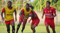 Bek anyar Bali United, Wellington Carvalho (dua dari kiri). (Bola.com/Maheswara Putra)
