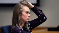 Terdakwa Michelle Carter merapihkan rambutnya saat menghadiri sidang di Pengadilan Negeri Taunton di Taunton, Mass, (8/6). Wanita berusia 20 tahun ini dituduh melakukan pembunuhan pada bulan Juli 2014. (AP Photo/Charles Krupa, Pool)