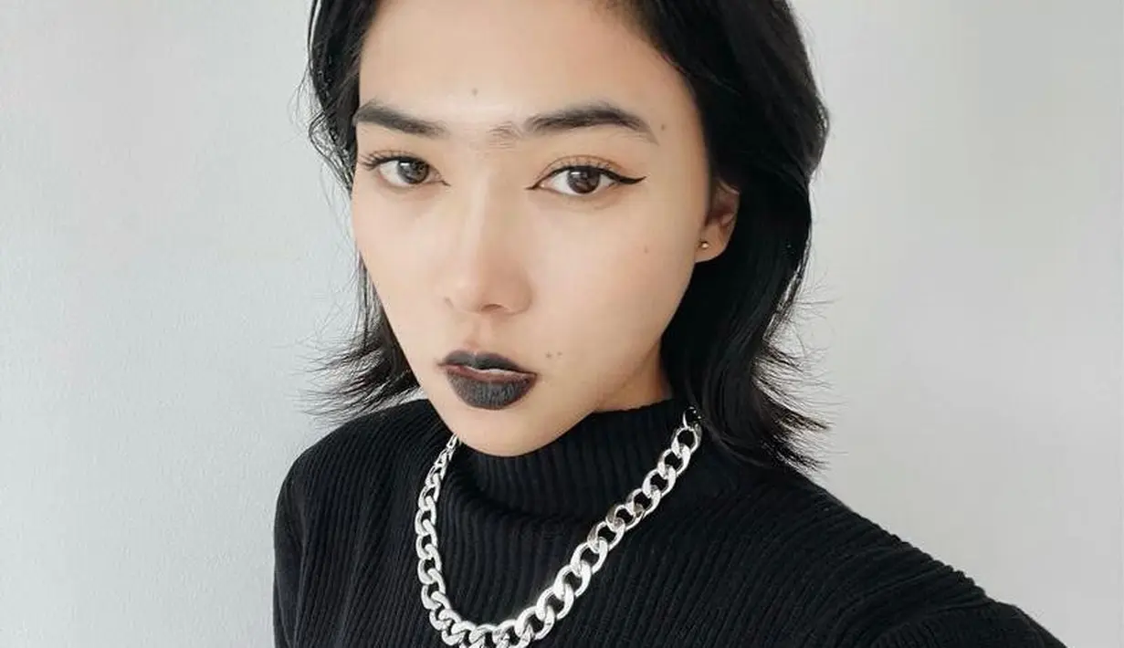 Dengan rambut pendeknya, Isyana pun terlihat lebih tomboi dari biasanya, keren! (Instagram/isyanasarasvati).