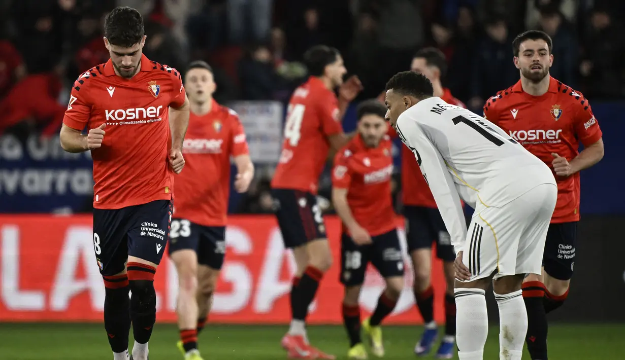 Pemain Real Madrid, Kylian Mbappe tak mampu menutupi rasa kecewa setelah pemain Osasuna, Raul Garcia mencetak gol dalam laga lanjutan Liga Spanyol di El Sadar Stadium, Pamplona, Spanyol, Sabtu (21/02/2026) waktu setempat. (AFP/Ander Gillenea)