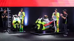 Pembalap MotoGP, Franco Morbidelli dan Fabio Di Giannantonio hadir dalam launching tim Pertamina Enduro VR46 yang berlangsung di Balai Kartini, Jakarta, Sabtu (25/01/2025). (Bola.com/Bagaskara Lazuardi)