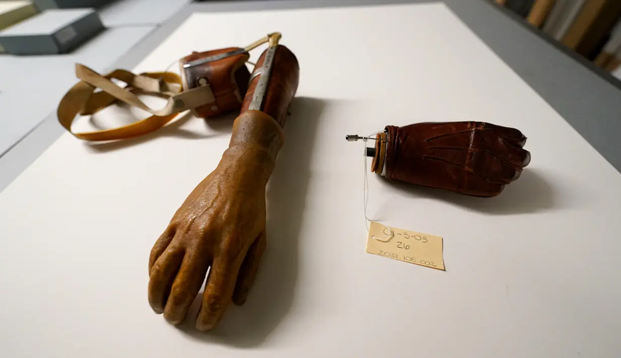 Perangkat prostetik untuk tentara Amerika Serikat yang terluka, bagian dari paviliun baru Museum Nasional Perang Dunia II, ditampilkan di dalam bagian arsip museum sebelum dipajang di New Orleans, Amerika Serikat, Jumat (29/9/2023). (AP Photo/Gerald Herbert)