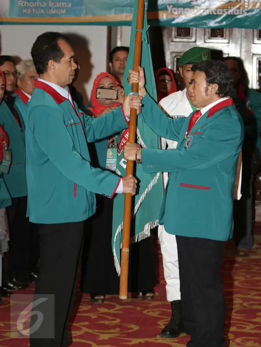 Ketua Umum Partai Islam, Damai, Aman (Idaman) Rhoma Irama (kanan) secara simbolis melantik 18 Dewan Pimpinan Wilayah (DPW) Partai Idaman di Jakarta, Rabu (20/1). Pelantikan dihadiri sejumlah pengurus partai dan artis dangdut. (Liputan6.com/Faisal R Syam)