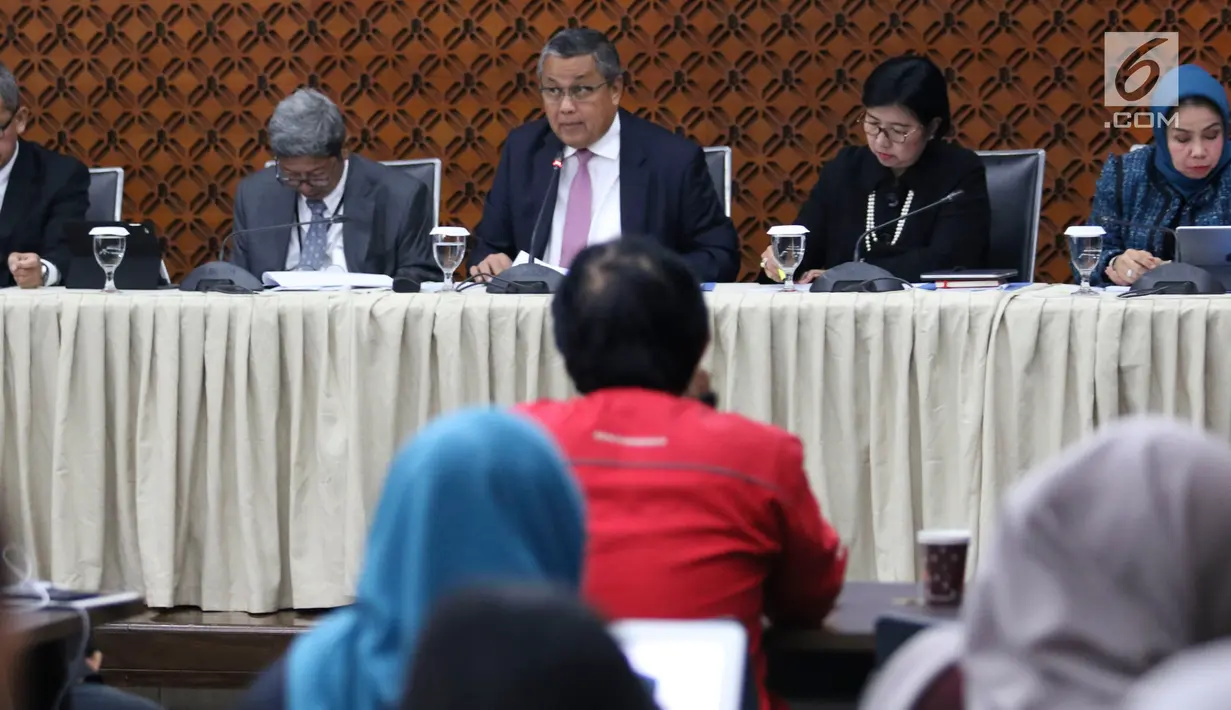 Gubernur BI Perry Warjiyo (tengah) dan jajaran Dewan Gubernur memberi keterangan kepada media di Jakarta, Kamis (22/8/2019). Rapat Dewan Gubernur (RDG) BI memutuskan untuk menurunkan BI 7-day Reverse Repo Rate sebesar 25 basis poin menjadi 5,50 persen. (Liputan6.com/Angga Yuniar)