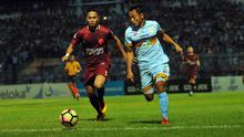 Duel Reva Adi Utama (PSM/merah) vs Samsul Arif (Persela) pada pertandingan di Stadion Surajaya, Lamongan, Sabtu (12/8/2017). (Bola.com/Fahrizal Arnas)