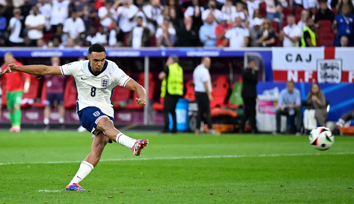 <p>Pemain Inggris, Trent Alexander Arnold mencetak gol kemenangan timnya ke gawang Swiss&nbsp;pada babak adu penalti laga perempat final Euro 2024 di Duesseldorf Arena, Duesseldorf, Jerman, Sabtu (06/07/2024). (AFP/Ina Fassbender)</p>