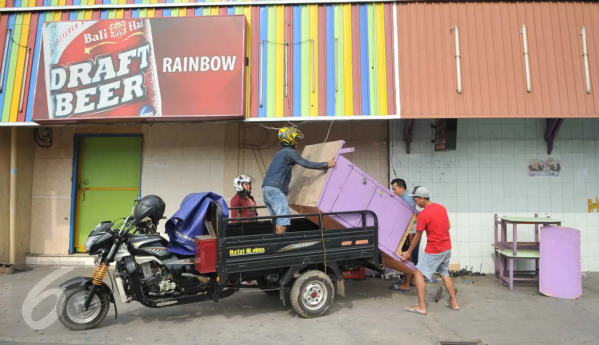 Warga Kalijodo mulai mengangkut barang mereka, Jakarta, Selasa (23/2). Warga mulai membongkar bangunan sendiri sebelum pelaksanaan eksekusi permukiman dan kafe di Kalijodo oleh Pemprov DKI Jakarta. (Liputan6.com/Gempur M Surya)