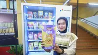 Pengunjung membeli produk UMKM di Vending Machine Pertamina - Stasiun Gondangdia pada Senin (22/1).