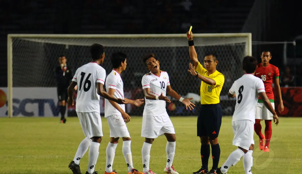 Laga persahabatan Timnas Indonesia U-19 vs Myanmar U-19 digelar di Stadion GBK Jakarta, (5/5/2014) berlangsung ketat dan keras. Beberapa kali wasit Oki Dwi Putra harus mengeluarkan kartu kuning. (Liputan6.com/Helmi Fithriansyah)   