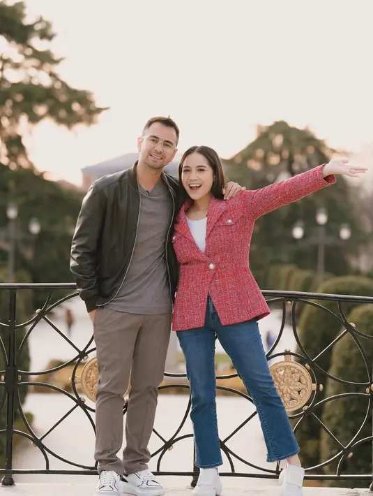 "Jalan-jalan romantis di Retiro Park cuma bisa dilakukan #OnlyInMadrid," tulisnya di Instagram. Keduanya berbagi keceriaan bersama. (Foto: Instagram/ raffinagita1717)