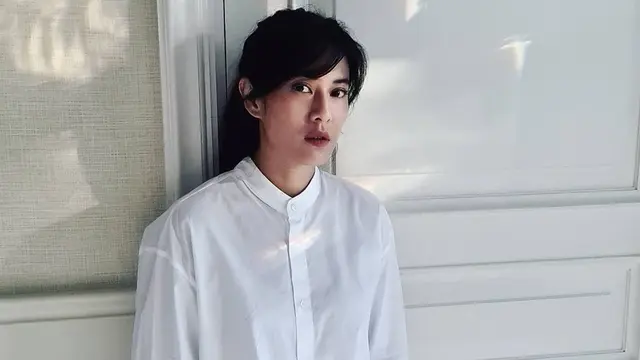 FOTO: Gaya OOTD Dian Sastrowardoyo dengan Busana Putih, Menawan