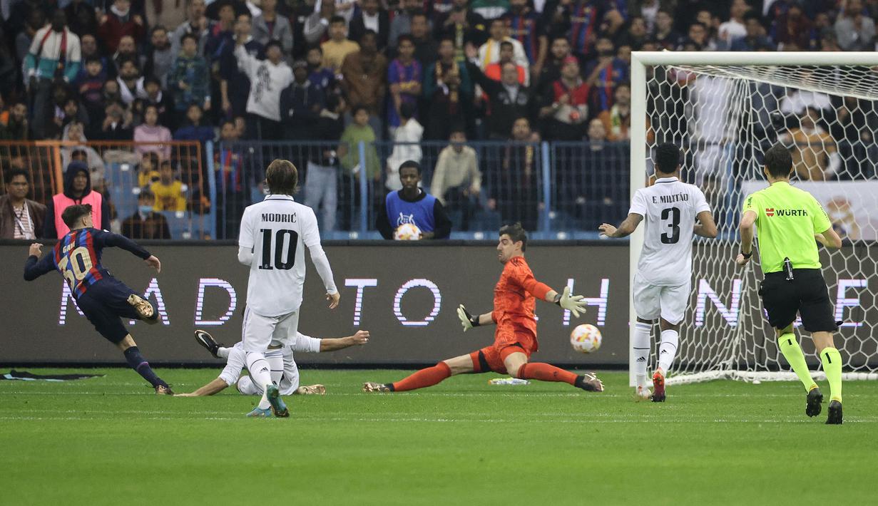 Gavi (kiri) yang kini tengah menjalani musim ketiga bersama Barcelona mampu mencetak satu gol dan dua assist di ajang Piala Super Spanyol 2022/2023 saat Barcelona menang 3-1 atas Real Madrid di laga final (15/1/2023) hingga menjadi juara. Saat itu ia baru berusia 18 tahun, 5 bulan dan 10 hari. (AFP/Giuseppe Cacace)