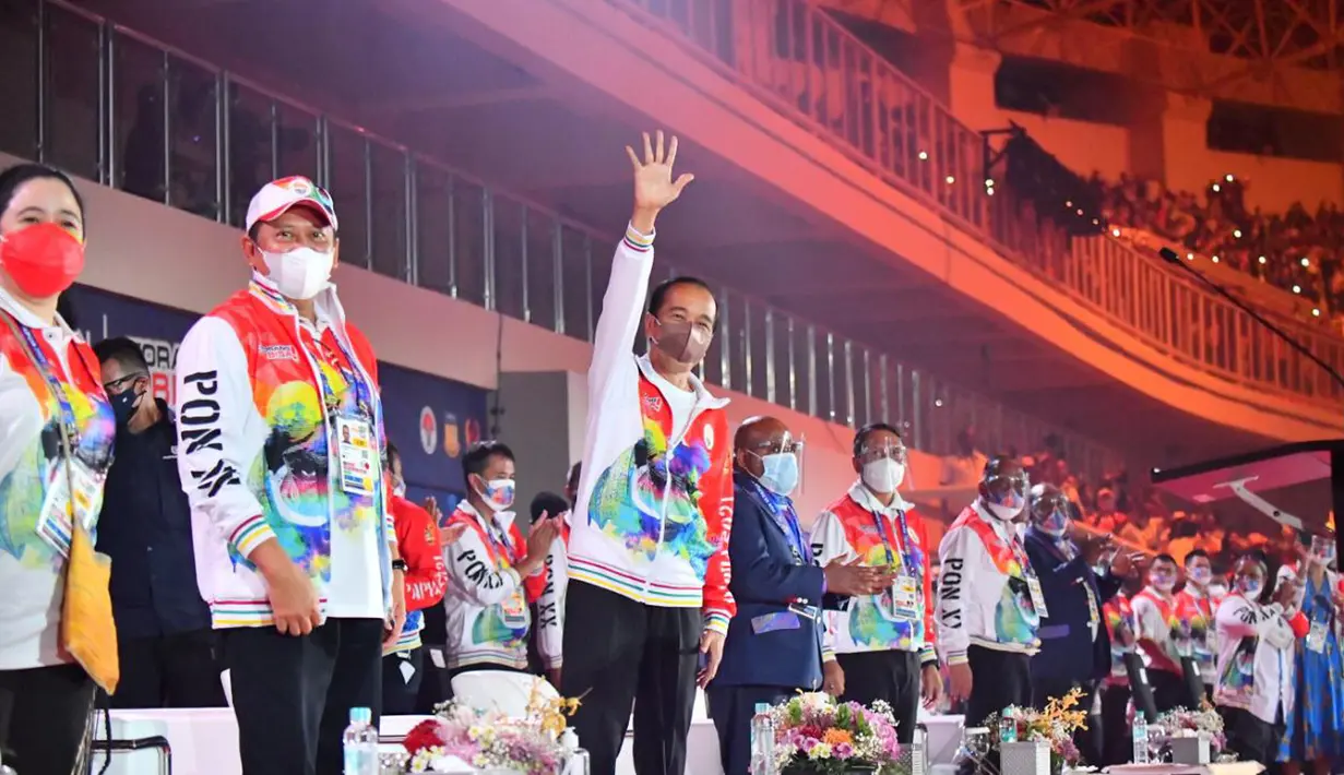 Presiden Joko Widodo melambaikan tangan kepada warga saat pembukaan PON XX Papua di Stadion Lukas Enembe Kabupaten Jayapura, Sabtu (2/10/2021). PON XX Papua ini diikuti oleh 34 kontingen dengan jumlah atlet mencapai 7.039 atlet. (Foto:Tangkapan Layar YouTube Sekretariat Presiden)