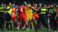 Wasit memberikan kartu merah kepada satu pemain Indonesia dan satu pemain Thailand. (Nhac NGUYEN / AFP)