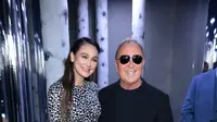 Luna Maya foto bareng Michael Kors saat menghadiri runway show Michael Kors Fall/Winter 2023 di New York City pada Rabu, 15 Februari 2023 waktu setempat. (dok. Michael Kors)