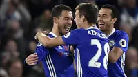 Para pemain Chelsea merayakan gol yang dicetak Eden Hazard ke gawang Everton pada laga Premier League di Stamford Bridge Stadium, Inggris, Sabtu (11/2016). Chelsea menang 5-0 atas Everton. (Reuters/Hannah McKay)