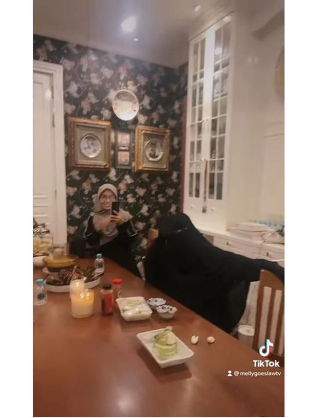 6 Momen Melly Goeslaw Ajak Bukber Keluarga Umi Pipik, Abidzar Curi Perhatian