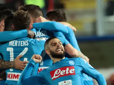 Para pemain Napoli merayakan gol yang dicetak Marek Hamsik ke gawang Crotone pada laga Serie A Italia di Stadion Ezio Scida, Crotone, Jumat (29/12/2017). Crotone kalah 0-1 dari Napoli. (AFP/Carlo Hermann)