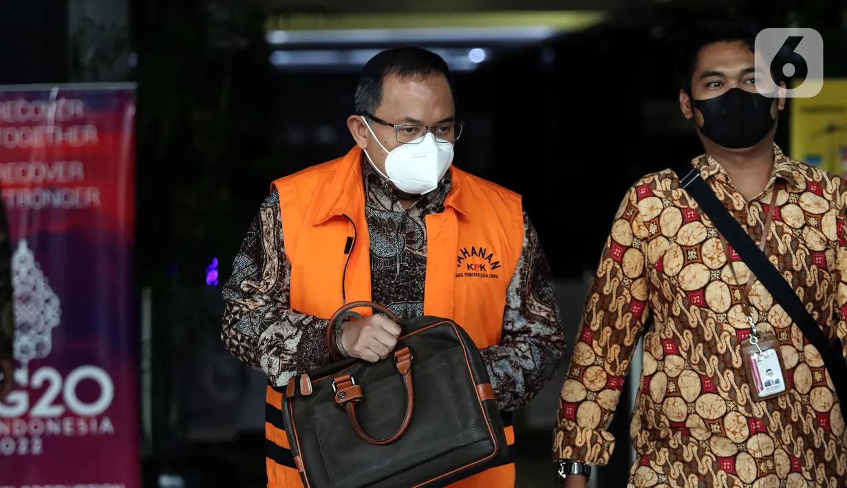 Bupati Musi Banyuasin (nonaktif) Dodi Reza Alex Noerdin (kiri) usai sidang secara daring dari PN Klas IA Palembang, Gedung KPK Jakarta, Rabu (11/5/2022). Sebelumnya, Dodi didakwa menerima hadiah atau janji terkait pengadaan barang/jasa pada Dinas PUPR TA 2021. (Liputan6.com/Helmi Fithriansyah)