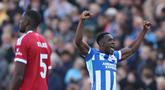 Pemain Brighton & Hove Albion, Danny Welbeck, melakukan selebrasi setelah mencetak gol ke gawang Liverpool pada lanjutan Liga Inggris di AMEX Stadium, Sabtu (21/3/2026) malam WIB. (AP Photo/Ian Walton)