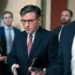 Ketua DPR AS Mike Johnson dari Partai Republik menuju ke ruang sidang di Capitol di Washington, 12 Januari 2024. (Foto: J. Scott Applewhite/AP Photo)