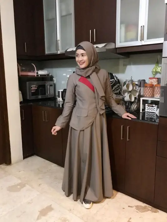 Dapur minimalis tampak rapi dan besih dengan peralatan tertata rapi. Kitchen set dengan dominasi warna cokelat dan putih. Beberapa perabot terlihat penuh.  [Foto: dok. Instagram/ikkenurjanah0518]