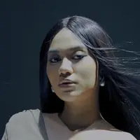 Tampilan Berbeda Azizah Salsha Jadi Bintang Iklan Parfum Milik Rachel Vennya. [@azizahsalsha_]