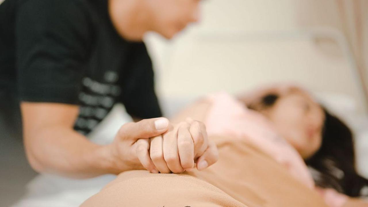 Lewat Persalinan Normal, Ini 6 Momen Haru Ina Marika Melahirkan Anak Pertama