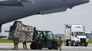 <p>Palet susu formula bayi dipindahkan ke truk setelah tiba dengan Air Force C-17 di Bandara Internasional Indianapolis di Indianapolis, Minggu (22/5/2022). Misi, yang dikenal sebagai Operation Fly Formula, sedang dijalankan untuk mengatasi kekurangan susu formula bayi yang disebabkan oleh penutupan pabrik manufaktur formula terbesar di Amerika Serikat yang tersandung masalah kontaminasi. (AP Photo/Michael Conroy)</p>