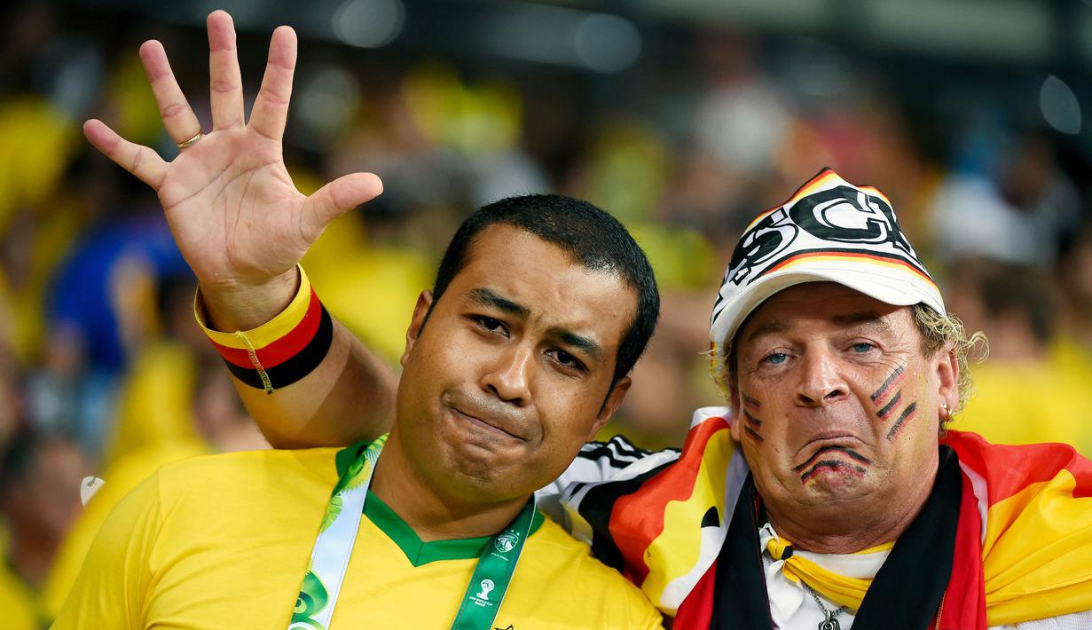 Suporter Brasil dan suporter Jerman pada laga semifinal Piala Dunia 2014 di Stadion The Mineirao (8/7/2014). Jerman menang 7-1 atas Brasil. (AFP/Fabrice Coffrini)