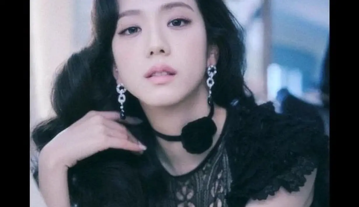 Tepatnya, Jisoo BLACKPINK tampil mengenakan koleksi Dior Cruise 2023. Dilansir dari website resmi Dior, koleksi Cruise 2023 adalah tentang perjalanan yang terinspirasi dari wahyu, imajinasi, dan refleksi. Foto: Document/Dior.