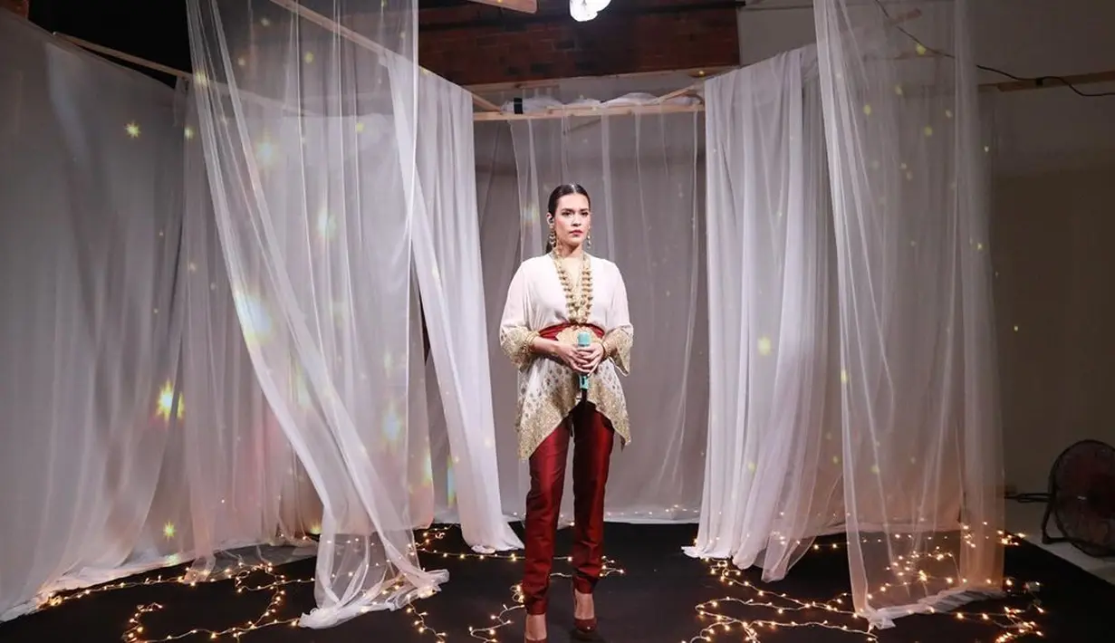 "Semua tingkah laku dan apa yang dia lakukan emang tujuannya membangun rumah tangga sama gue. Jadi kayak keep improving himself. Ya udah terus mau ngapain? Jadi kayak, 'Ya udah ayo'," kata Raisa. (Instagram/raisa6690)