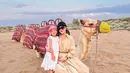Momen kebersamaan Shandy Aulia dan Claire selama di Dubai pun tak lepas dari sorotan. Kedunya juga terlihat kompak memakai kerudung sorban. (Liputan6.com/IG/@shandyaulia)