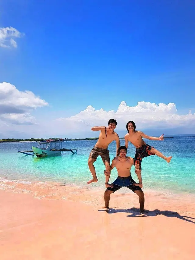 Potret Kedekatan Seleb Kakak Beradik
